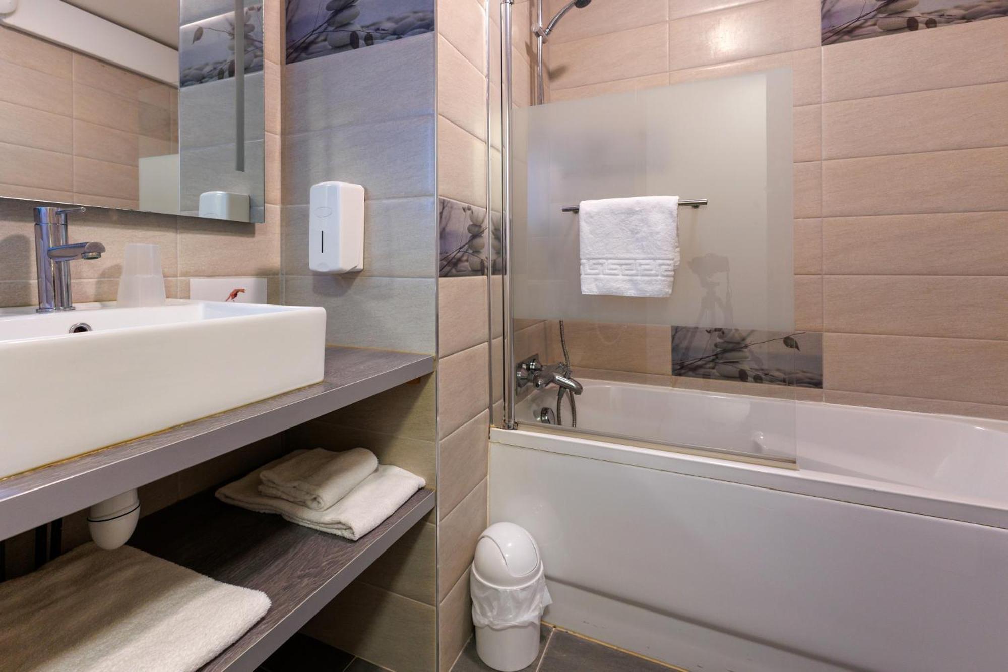 Logis Hotel Le Rochelois La Rochelle  Bagian luar foto