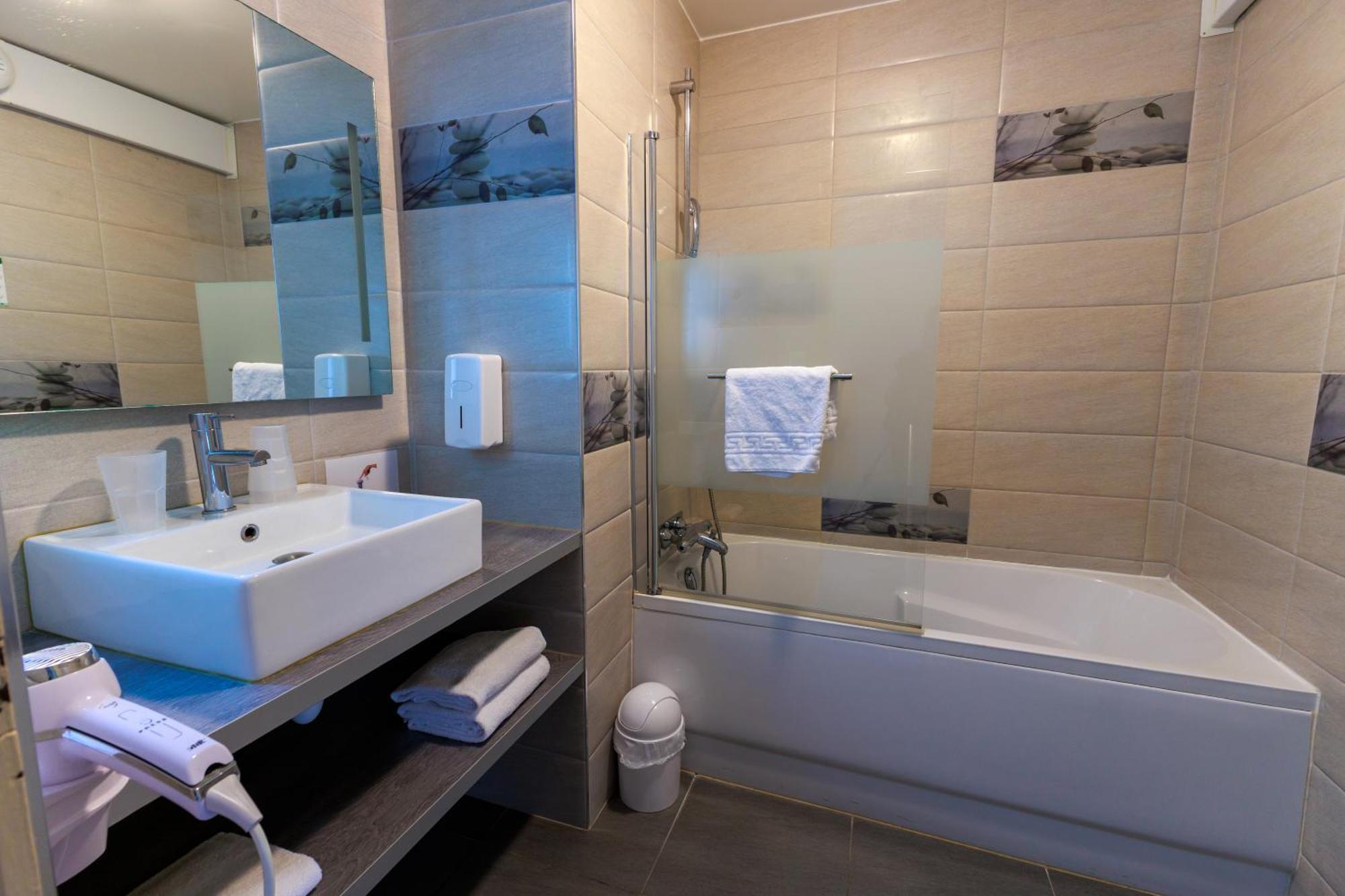 Logis Hotel Le Rochelois La Rochelle  Bagian luar foto