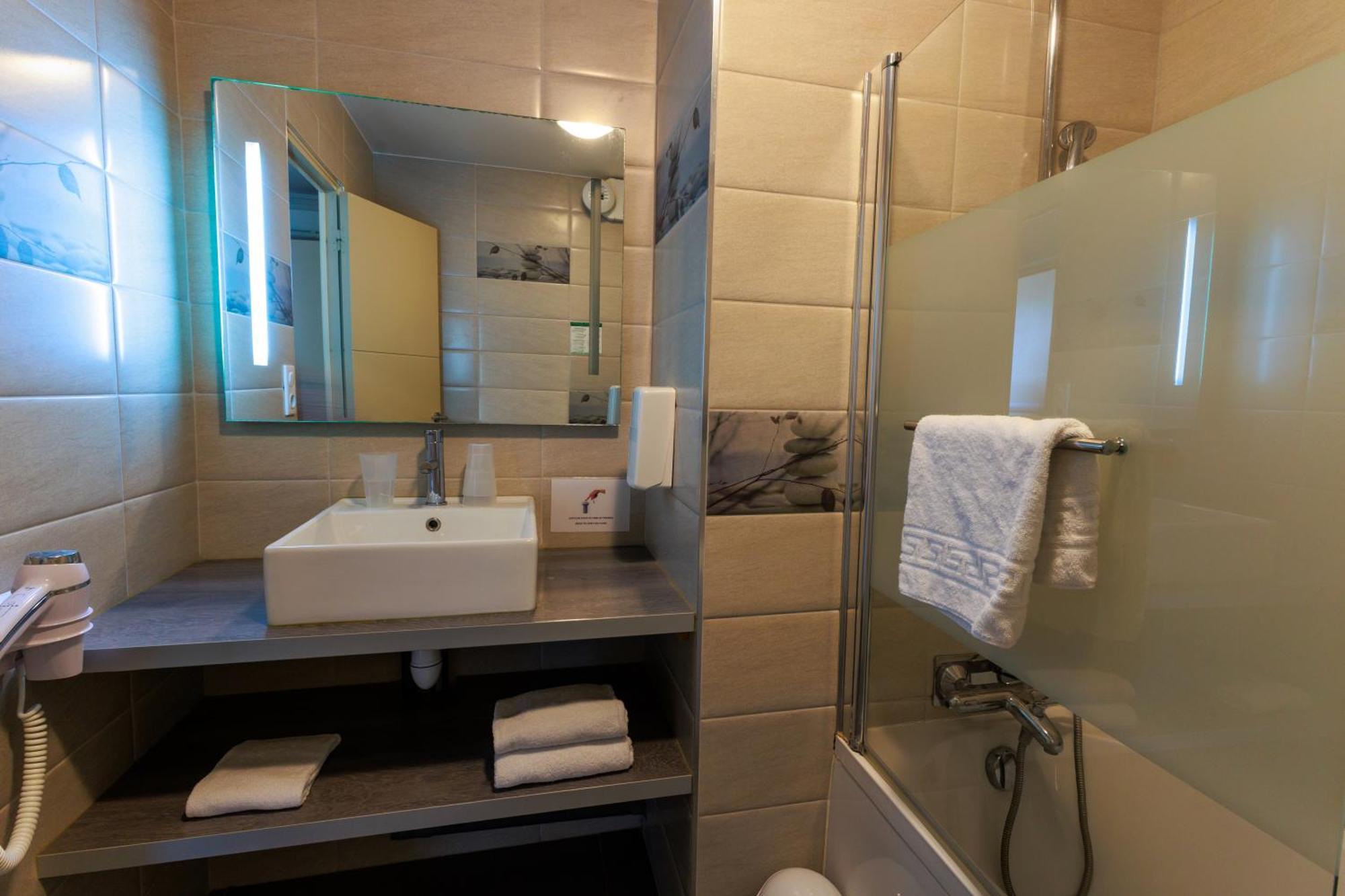 Logis Hotel Le Rochelois La Rochelle  Bagian luar foto