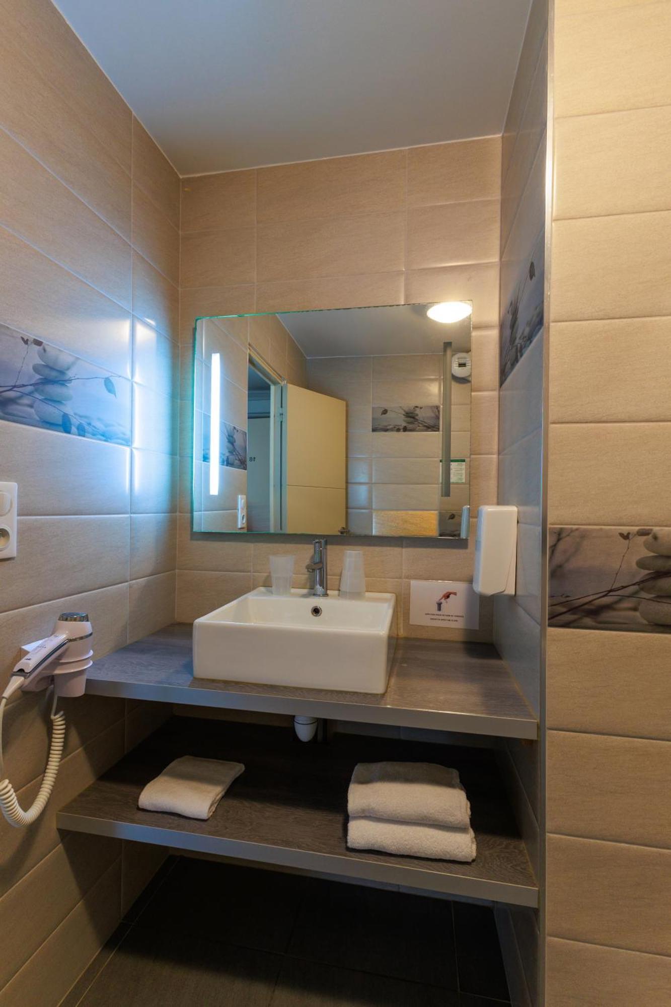 Logis Hotel Le Rochelois La Rochelle  Bagian luar foto
